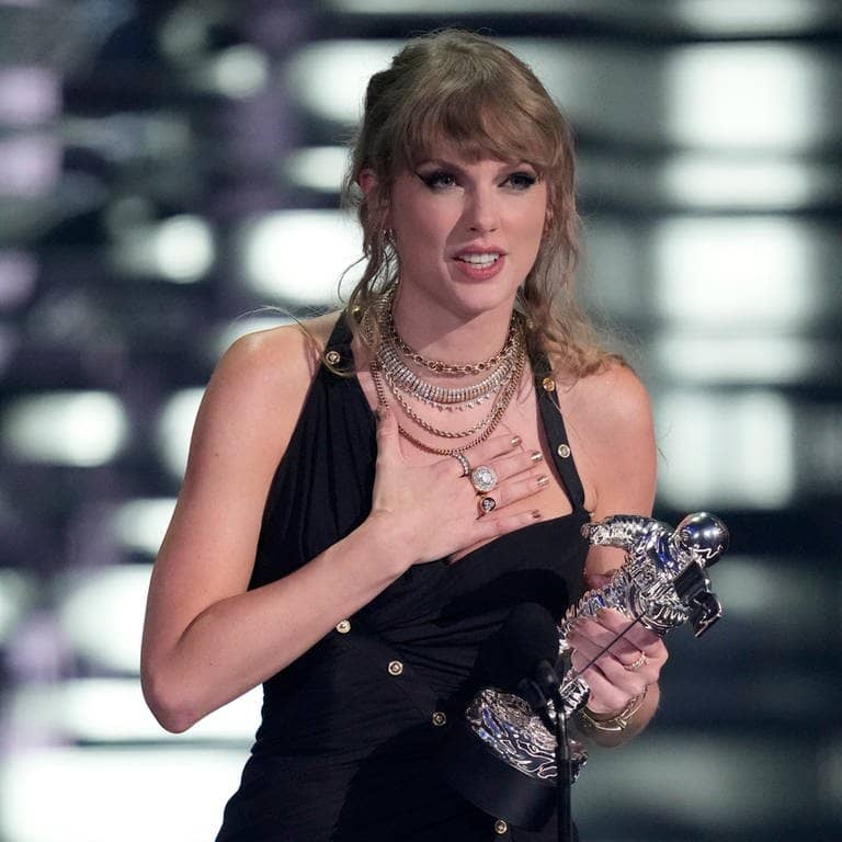 Taylor Swift erhält den Award für das Musikvideo zu "Anti-Hero" bei den MTV Video Music Awards 2023 (Foto: picture-alliance / Reportdienste, Charles Sykes/Invision/AP | Charles Sykes)