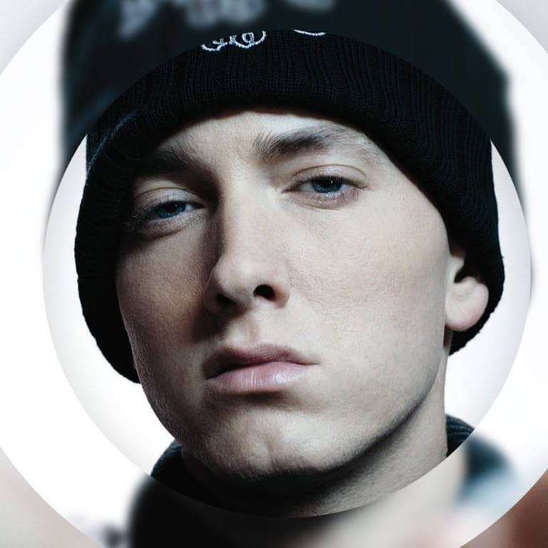 Der Rapper Eminem trägt eine schwarze Mütze.
