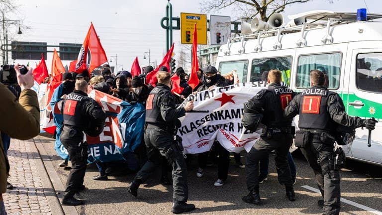 Polizisten schlagen mit Schlagstöcken auf Demonstranten ein, um den Demonstrationszug gegen den Landesparteitag der AfD Baden-Württemberg zu stoppen (Foto: dpa Bildfunk, picture alliance/dpa | Philipp von Ditfurth)