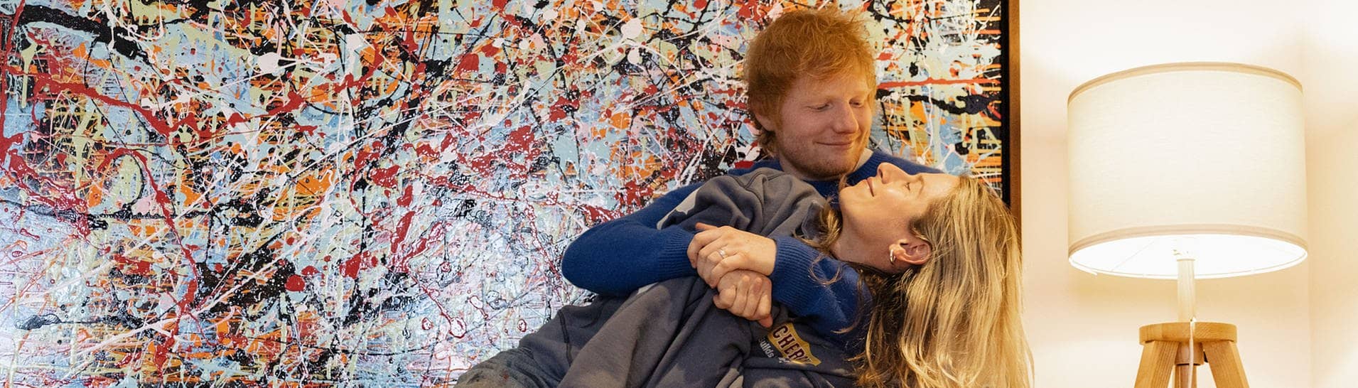 Sänger Ed Sheeran und seine Frau Cherry Seaborn vor einem bunten Bild (Foto: Sofi Adams)
