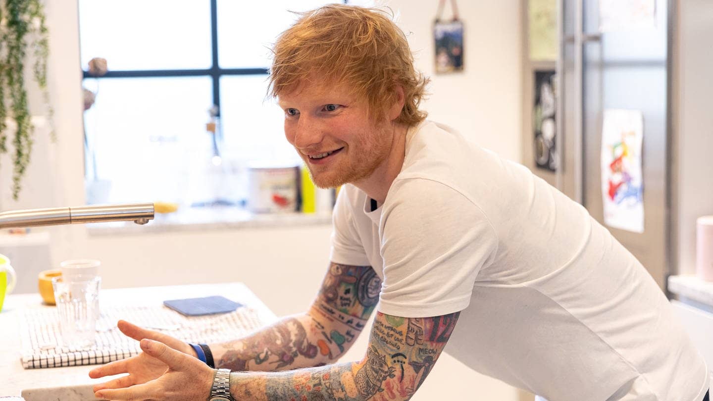 Der Sänger Ed Sheeran trägt ein weißes T-Shirt, er hat gerade die Doku „The Sum Of It All“ veröffentlicht (Foto: Sofi Adams)