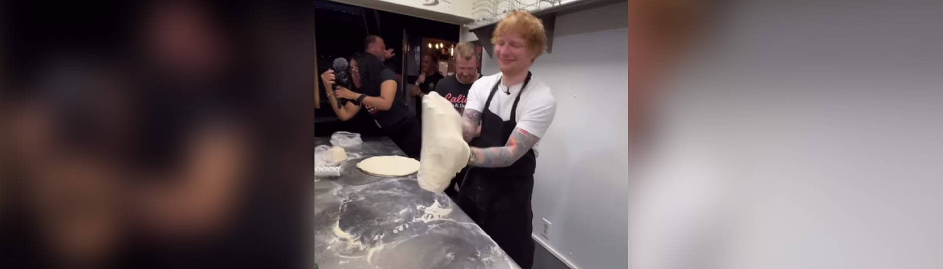 Ed Sheeran beim Pizzateig wirbeln