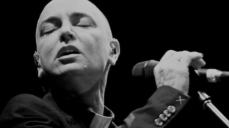 Die Sängerin Sinéad O’Connor bei einem Konzert in Chile 2015 (Foto: picture-alliance / Reportdienste, Sebastian Silva)