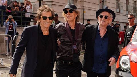 Ronnie Wood, Mick Jagger und Keith Richards von den Rolling Stones auf einer Straße in London, sie haben ihre neues Album „Hackney Diamonds“ angekündigt