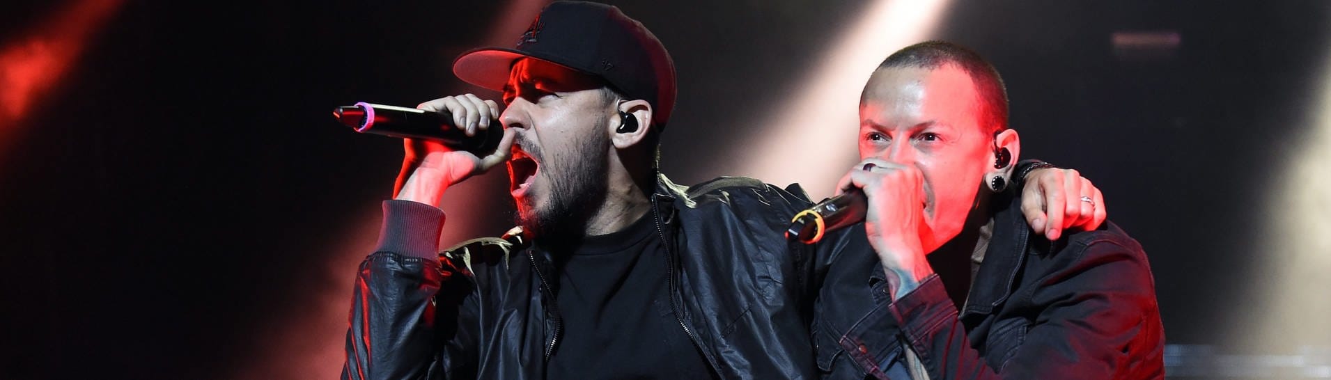 Linkin Park beim FM4 Frequency Festival 2015: Rapper Mike Shinoda und Sänger Chester Bennington (Foto: dpa Bildfunk, picture alliance / dpa | Herbert P. Oczeret)