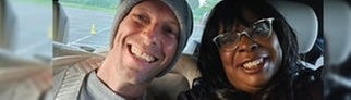 Ein Selfie von Coldplay-Sänger Chris Martin und Coldplay-Fan Saundra Glenn, sie sitzen zusammen in einem Auto