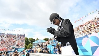 Snoop Dogg schaut beim Dressurreiten in Paris bei den Olympischen Spielen im Reitoutfit zu (Foto: picture-alliance / Reportdienste, picture alliance / TT SPORT | Henrik Montgomery/TT) Snoop Dogg schaut beim Dressurreiten in Paris bei den Olympischen Spielen im Reitoutfit zu