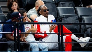 Snoop Dogg sitzt neben anderen Zuschauern und schaut sich das Turnen bei den Olympischen Spielen an (Foto: picture-alliance / Reportdienste, picture alliance / ANP | Iris van den Broek) Snoop Dogg sitzt neben anderen Zuschauern und schaut sich das Turnen bei den Olympischen Spielen an