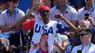 Snoop Dogg sitzt bei den olympischen Spielen im Publikum beim Beachvolleyball USA gegen Frankreich (Foto: picture-alliance / Reportdienste, picture alliance / ASSOCIATED PRESS | Robert F. Bukaty) Snoop Dogg sitzt bei den olympischen Spielen im Publikum beim Beachvolleyball USA gegen Frankreich