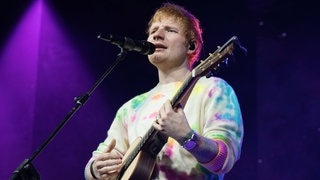 Ed Sheeran mit Gitarre: Der Musiker arbeitet an einem neuen Album - ein Song geht um sein Old Phone - sein altes Handy.