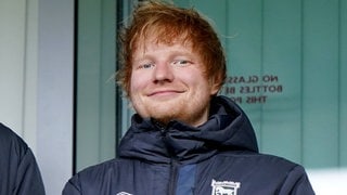 Ed Sheeran – In einem Podcast erzählte der Sänger, wie er nackt auf dem Hotelflur gelandet ist