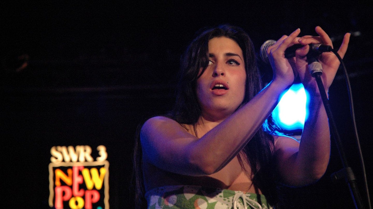 Foto: SWR3 Amy Winehouse bei ihrem Konzert 2004 im Theater Baden-Baden. (Foto: SWR3)