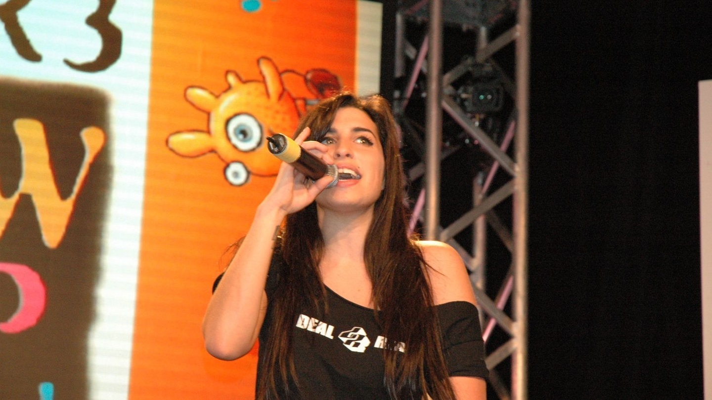 Foto: SWR3 Amy Winehouse in der Festival Lounge beim New Pop Festival 2004 in Baden-Baden. (Foto: SWR3)