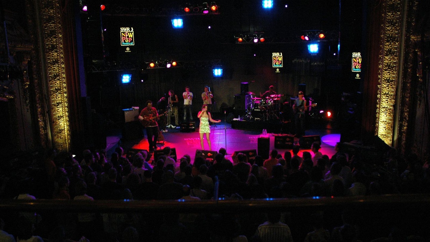 Foto: SWR3 Amy Winehouse bei ihrem Konzert 2004 im Theater Baden-Baden. (Foto: SWR3)