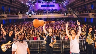 Jeremy Loops und seine Band feiern mit dem Publikum beim SWR3 New Pop Festival 2018 (Foto: SWR3) Jeremy Loops und seine Band feiern mit dem Publikum beim SWR3 New Pop Festival 2018