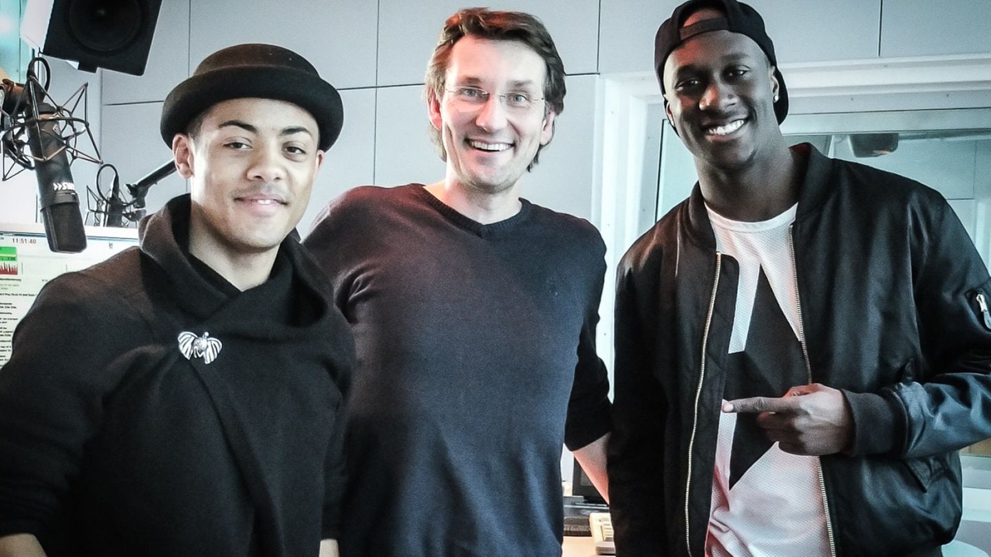 Nico & Vinz (hier mit SWR3-Moderator Kristian Thees in der Mitte) kommen aus Norwegen sind aktuell mit ihrer Single „Am I Wrong“ am Start. Der Song war in 2013 einer der meistgespielten Sommerhits in (Foto: SWR3)