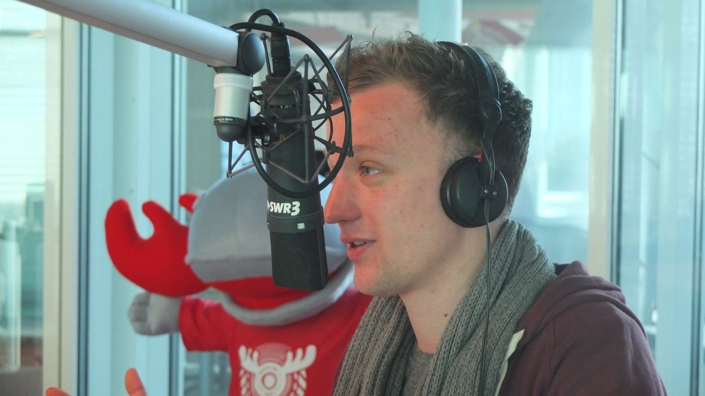 Joris erzählt, dass er Kristian schon sehr gut aus dem Radio kennt... (Foto: SWR3)