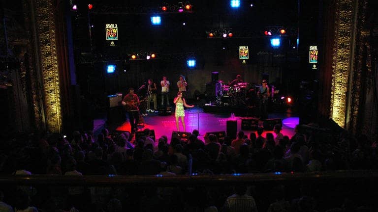 Amy Winehouse bei ihrem Konzert 2004 im Theater Baden-Baden.
