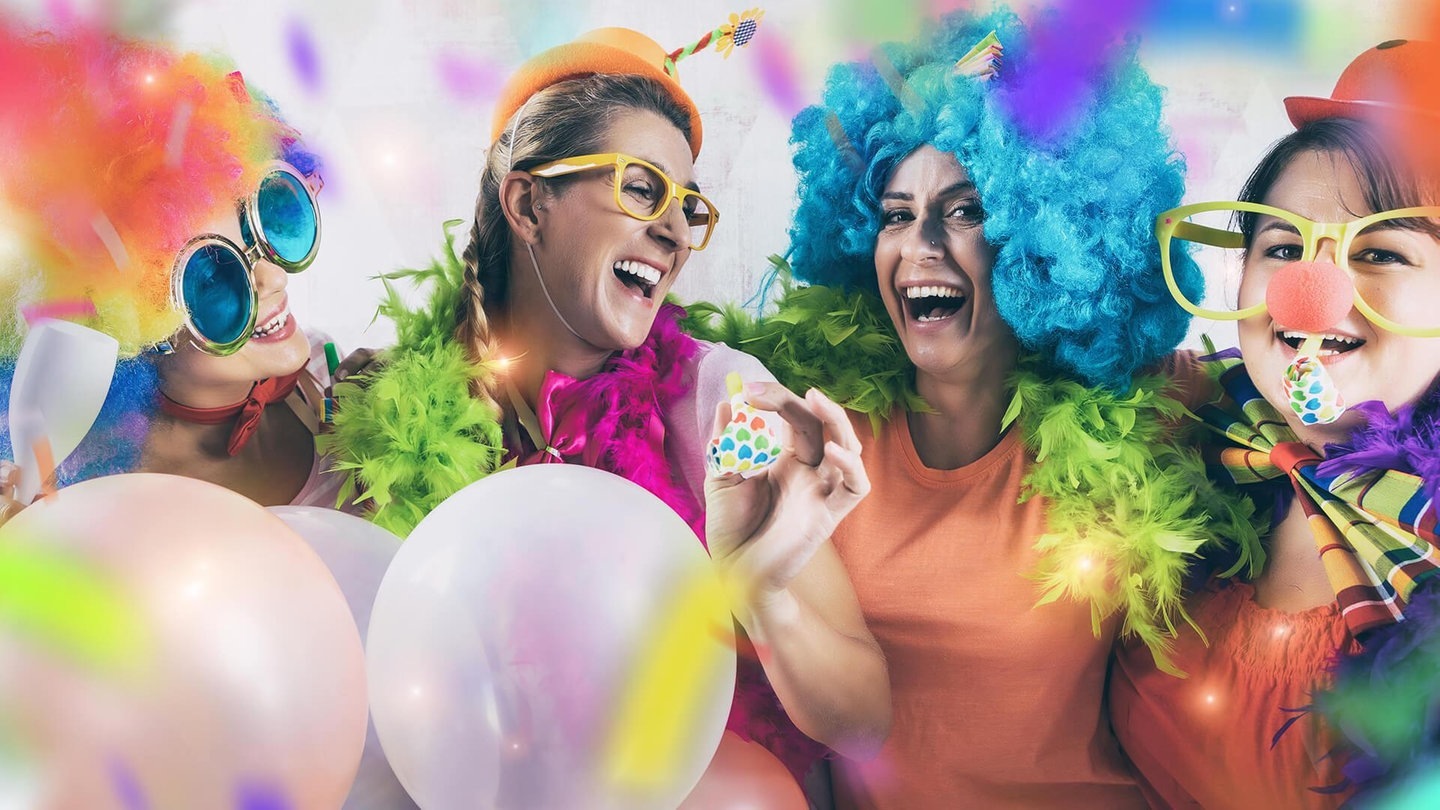 Fastnacht, Fasching, Karneval - Trash Party mit Kostüm (Foto: Adobe Stock/drubig-photo)