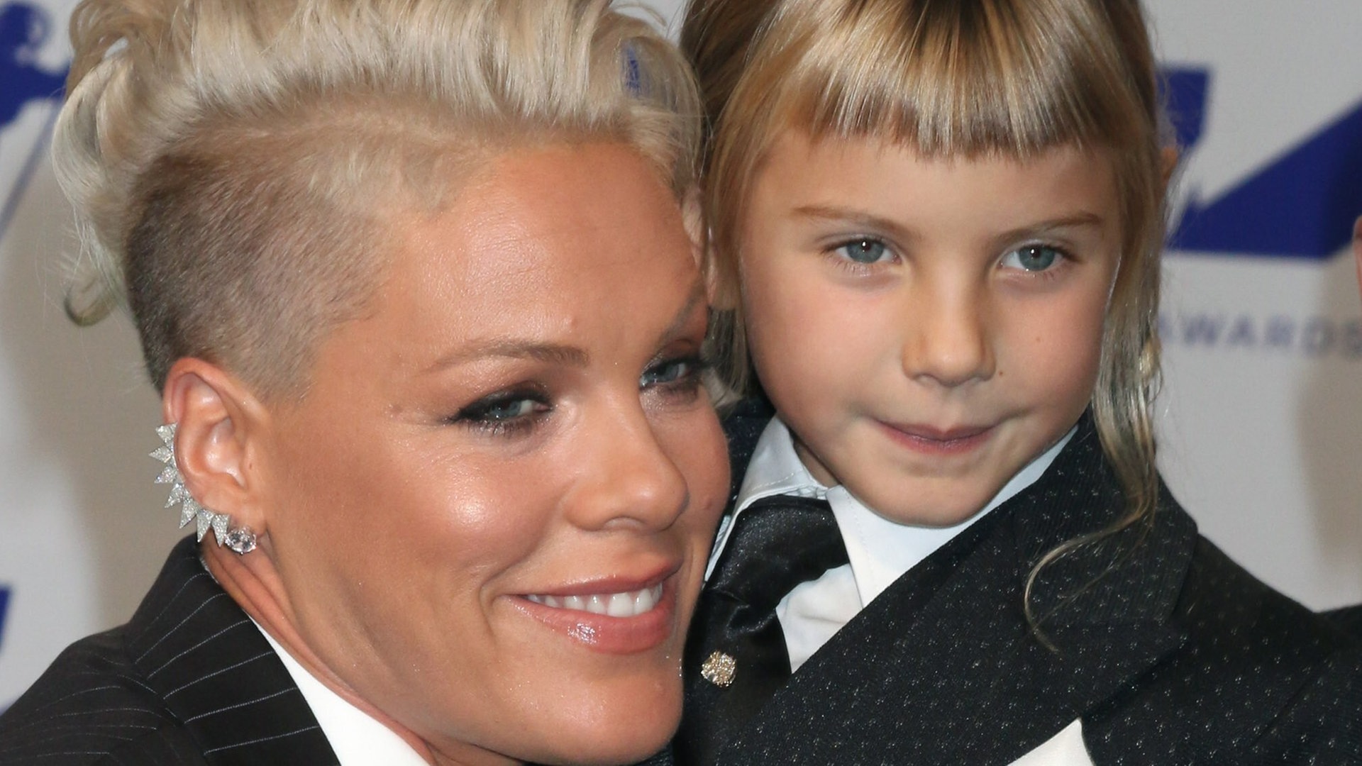Pink, Willow Sage Hart, Carey Hart bei den MTV Video Music Awards 2017 (Foto: picture-alliance / Reportdienste, picture alliance / Everett Collection | Priscilla Grant/Everett Collection)