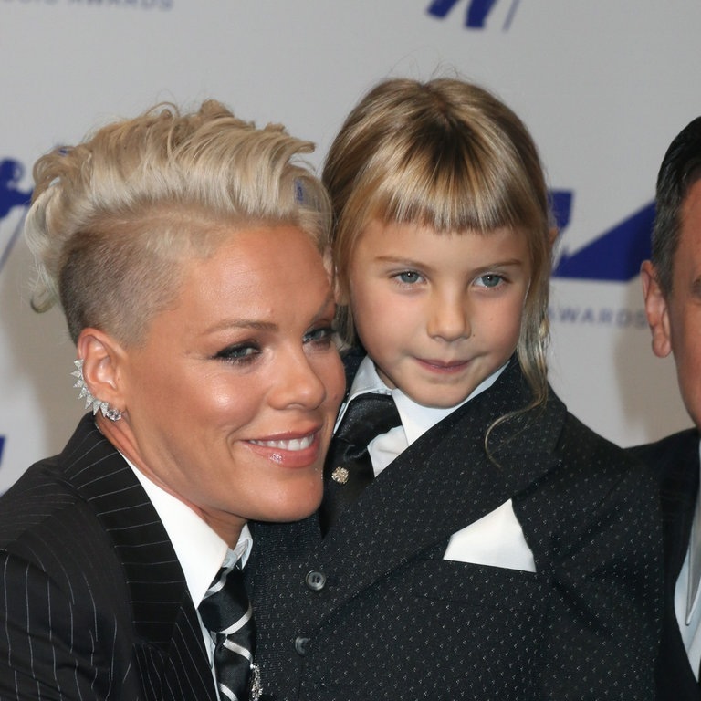 Pink, Willow Sage Hart, Carey Hart bei den MTV Video Music Awards 2017 (Foto: picture-alliance / Reportdienste, picture alliance / Everett Collection | Priscilla Grant/Everett Collection)