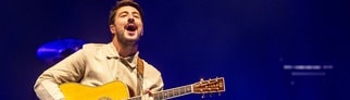 Marcus Mumford live mit Gitarre von der Band Mumford & Sons 