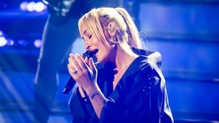 Sarah Connor hält ein Mikrofon in der Hand und singt einen Song ihres neuen Albums; dazu gehört auch „Ficka“