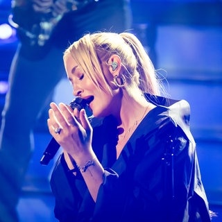 Sarah Connor hält ein Mikrofon in der Hand und singt einen Song ihres neuen Albums; dazu gehört auch „Ficka“