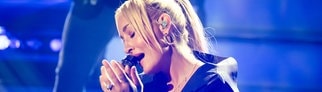 Sarah Connor hält ein Mikrofon in der Hand und singt einen Song ihres neuen Albums; dazu gehört auch „Ficka“