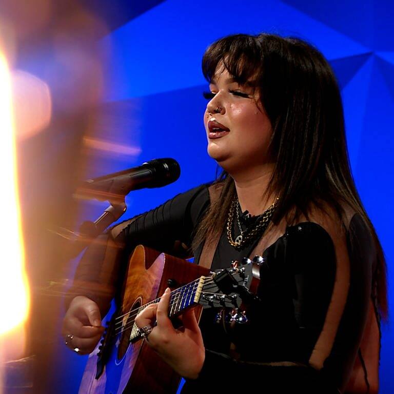 Lola Young singt So „Sorry“ Unplugged (Foto: SWR)