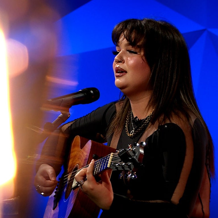 Lola Young singt So „Sorry“ Unplugged (Foto: SWR)