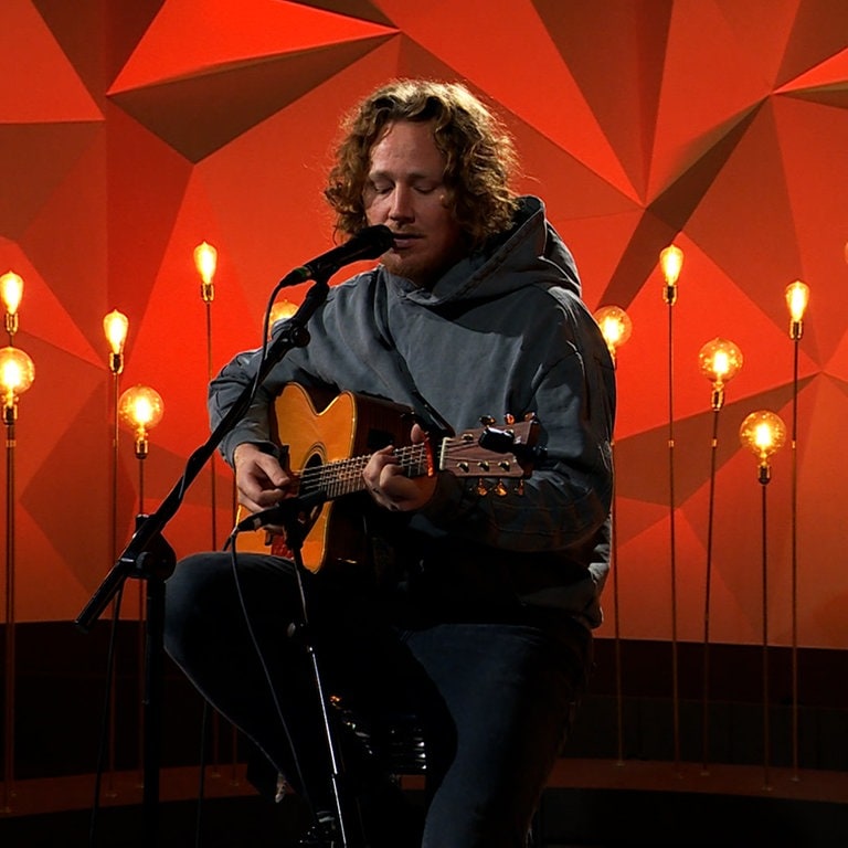 Der Sänger Michael Schulte spielt Gitarre (Foto: SWR)