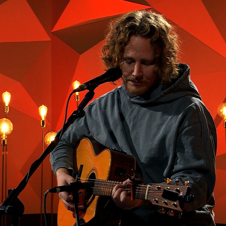 Der Sänger Michael Schulte spielt Gitarre