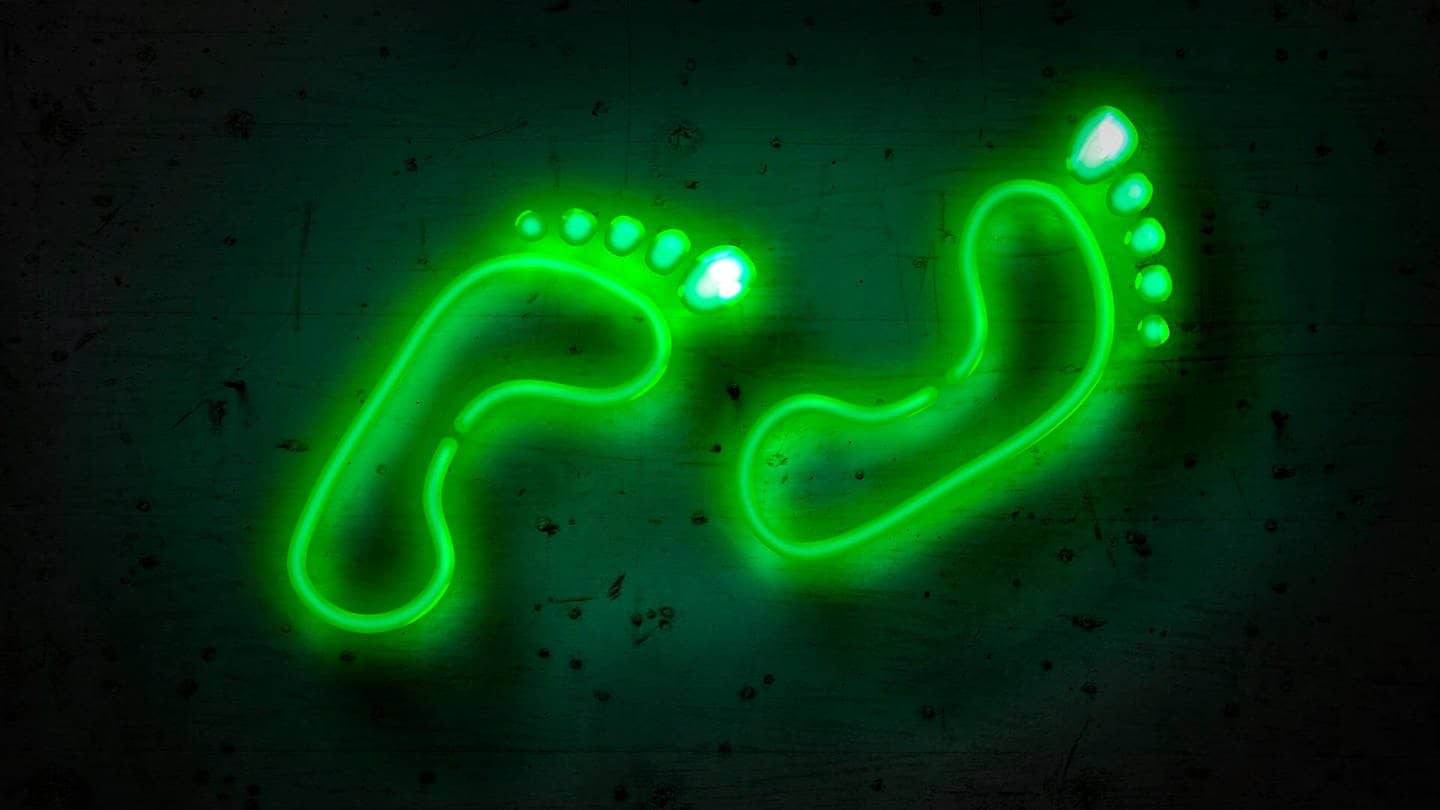 Grüne Neon-Fußabdrücke auf einer Wand – SWR3 New Pop goes green (Foto: Colourbox)