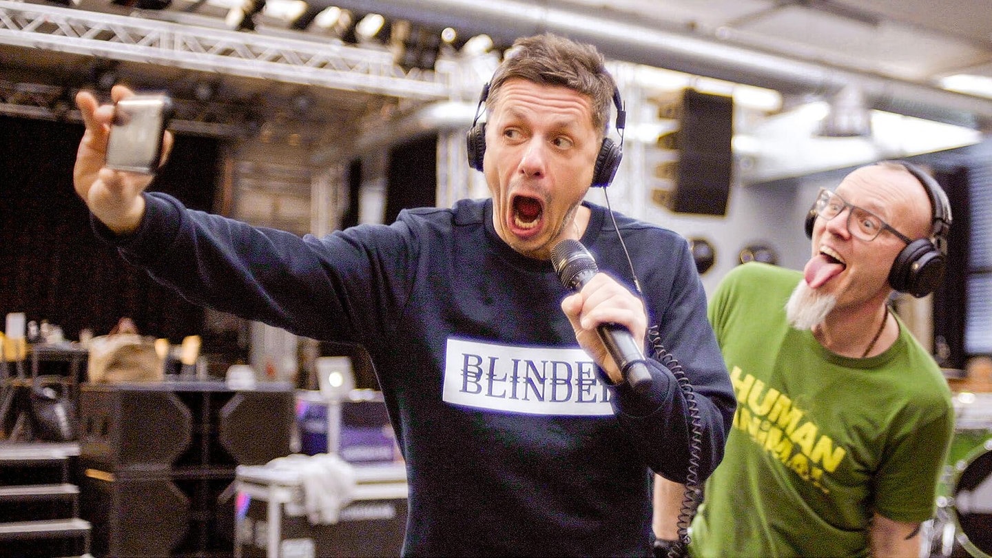 Foto: KickFilmGmbH Michi Beck von Die Fantastischen Vier macht ein Selfie mit Smudo und Thomas D Szenenbild Band-Doku Wer 4 sind (Foto: KickFilmGmbH)