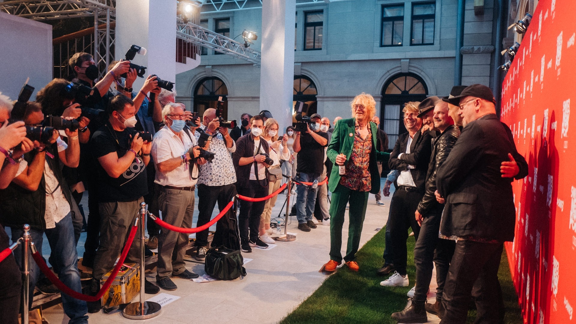 Foto: SWR3, DNA-Collective Fury in the Slaughterhouse haben den Pioneer of Pop-Award beim SWR3 New Pop Special von Thees Uhlmann überreicht bekommen (Foto: SWR3, DNA-Collective)