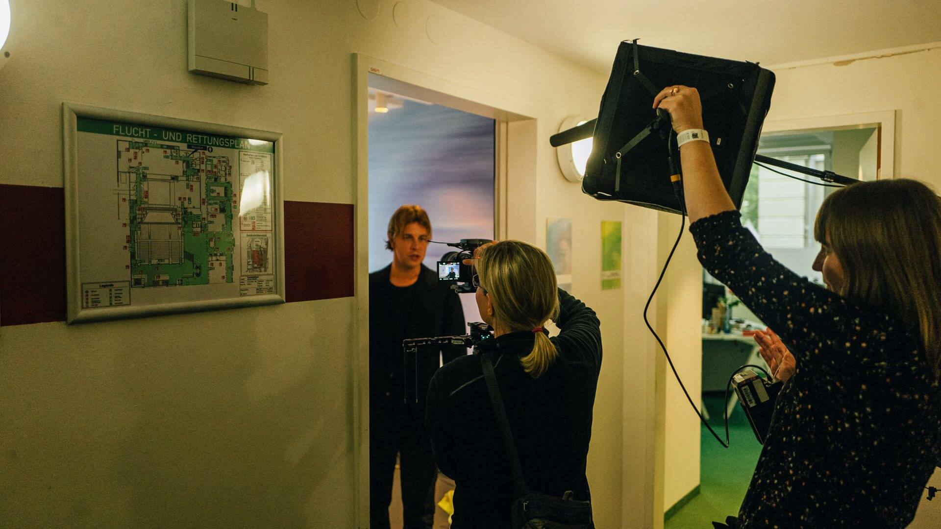Tom Odell steht in der Tür seiner Garderobe und wird gefilmt (Foto: SWR3, Niko Neithardt)