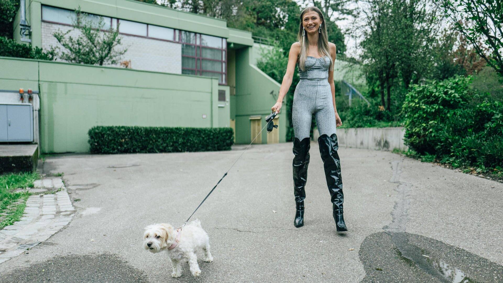 Leony geht mit ihrem Hund Marlie spazieren (Foto: SWR3, Niko Neithardt)