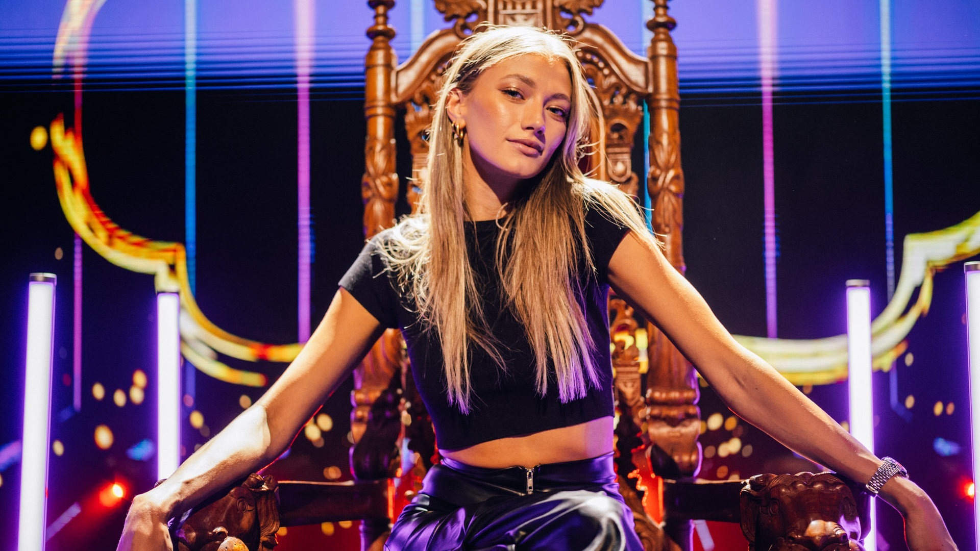 Foto: SWR3, Niko Neithardt Leony sitzt auf einem Thron (Foto: SWR3, Niko Neithardt)