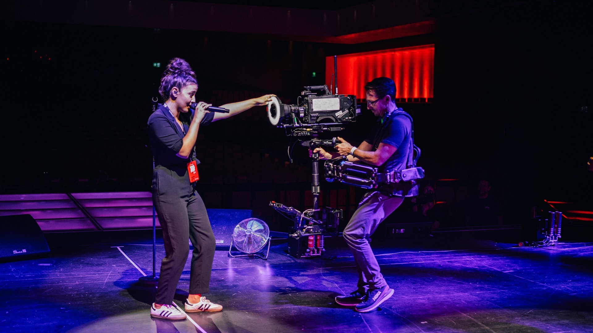 Foto: SWR3, Niko Neithardt Namika spielt bei der Probe mit der Kamera (Foto: SWR3, Niko Neithardt)