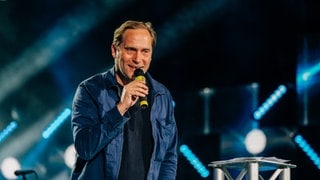 Fury in the Slaughterhouse haben den Pioneer of Pop-Award beim SWR3 New Pop Special von Thees Uhlmann überreicht bekommen (Foto: SWR3, DNA-Collective) Fury in the Slaughterhouse haben den Pioneer of Pop-Award beim SWR3 New Pop Special von Thees Uhlmann überreicht bekommen