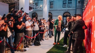 Fury in the Slaughterhouse haben den Pioneer of Pop-Award beim SWR3 New Pop Special von Thees Uhlmann überreicht bekommen (Foto: SWR3, DNA-Collective) Fury in the Slaughterhouse haben den Pioneer of Pop-Award beim SWR3 New Pop Special von Thees Uhlmann überreicht bekommen