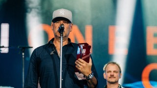 Fury in the Slaughterhouse haben den Pioneer of Pop-Award beim SWR3 New Pop Special von Thees Uhlmann überreicht bekommen (Foto: SWR3, DNA-Collective) Fury in the Slaughterhouse haben den Pioneer of Pop-Award beim SWR3 New Pop Special von Thees Uhlmann überreicht bekommen