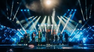 Fury in the Slaughterhouse haben den Pioneer of Pop-Award beim SWR3 New Pop Special von Thees Uhlmann überreicht bekommen (Foto: SWR3, DNA-Collective) Fury in the Slaughterhouse haben den Pioneer of Pop-Award beim SWR3 New Pop Special von Thees Uhlmann überreicht bekommen