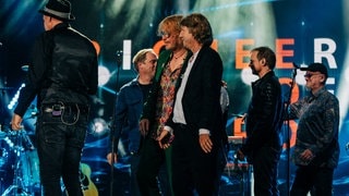 Fury in the Slaughterhouse haben den Pioneer of Pop-Award beim SWR3 New Pop Special von Thees Uhlmann überreicht bekommen (Foto: SWR3, DNA-Collective) Fury in the Slaughterhouse haben den Pioneer of Pop-Award beim SWR3 New Pop Special von Thees Uhlmann überreicht bekommen