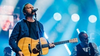 Fury in the Slaughterhouse haben den Pioneer of Pop-Award beim SWR3 New Pop Special von Thees Uhlmann überreicht bekommen (Foto: SWR3, DNA-Collective) Fury in the Slaughterhouse haben den Pioneer of Pop-Award beim SWR3 New Pop Special von Thees Uhlmann überreicht bekommen