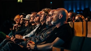 Fury in the Slaughterhouse haben den Pioneer of Pop-Award beim SWR3 New Pop Special von Thees Uhlmann überreicht bekommen (Foto: SWR3, DNA-Collective) Fury in the Slaughterhouse haben den Pioneer of Pop-Award beim SWR3 New Pop Special von Thees Uhlmann überreicht bekommen