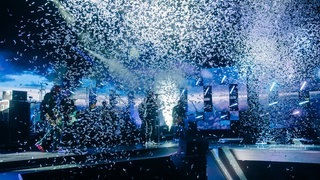 Fury in the Slaughterhouse haben den Pioneer of Pop-Award beim SWR3 New Pop Special von Thees Uhlmann überreicht bekommen (Foto: SWR3, DNA-Collective) Fury in the Slaughterhouse haben den Pioneer of Pop-Award beim SWR3 New Pop Special von Thees Uhlmann überreicht bekommen