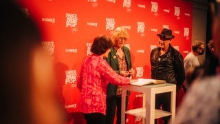 Fury in the Slaughterhouse haben den Pioneer of Pop-Award beim SWR3 New Pop Special von Thees Uhlmann überreicht bekommen (Foto: SWR3, DNA-Collective) Fury in the Slaughterhouse haben den Pioneer of Pop-Award beim SWR3 New Pop Special von Thees Uhlmann überreicht bekommen