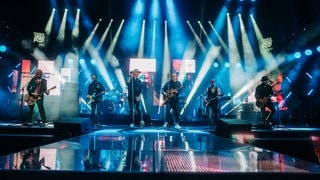 Fury in the Slaughterhouse haben den Pioneer of Pop-Award beim SWR3 New Pop Special von Thees Uhlmann überreicht bekommen (Foto: SWR3, DNA-Collective) Fury in the Slaughterhouse haben den Pioneer of Pop-Award beim SWR3 New Pop Special von Thees Uhlmann überreicht bekommen